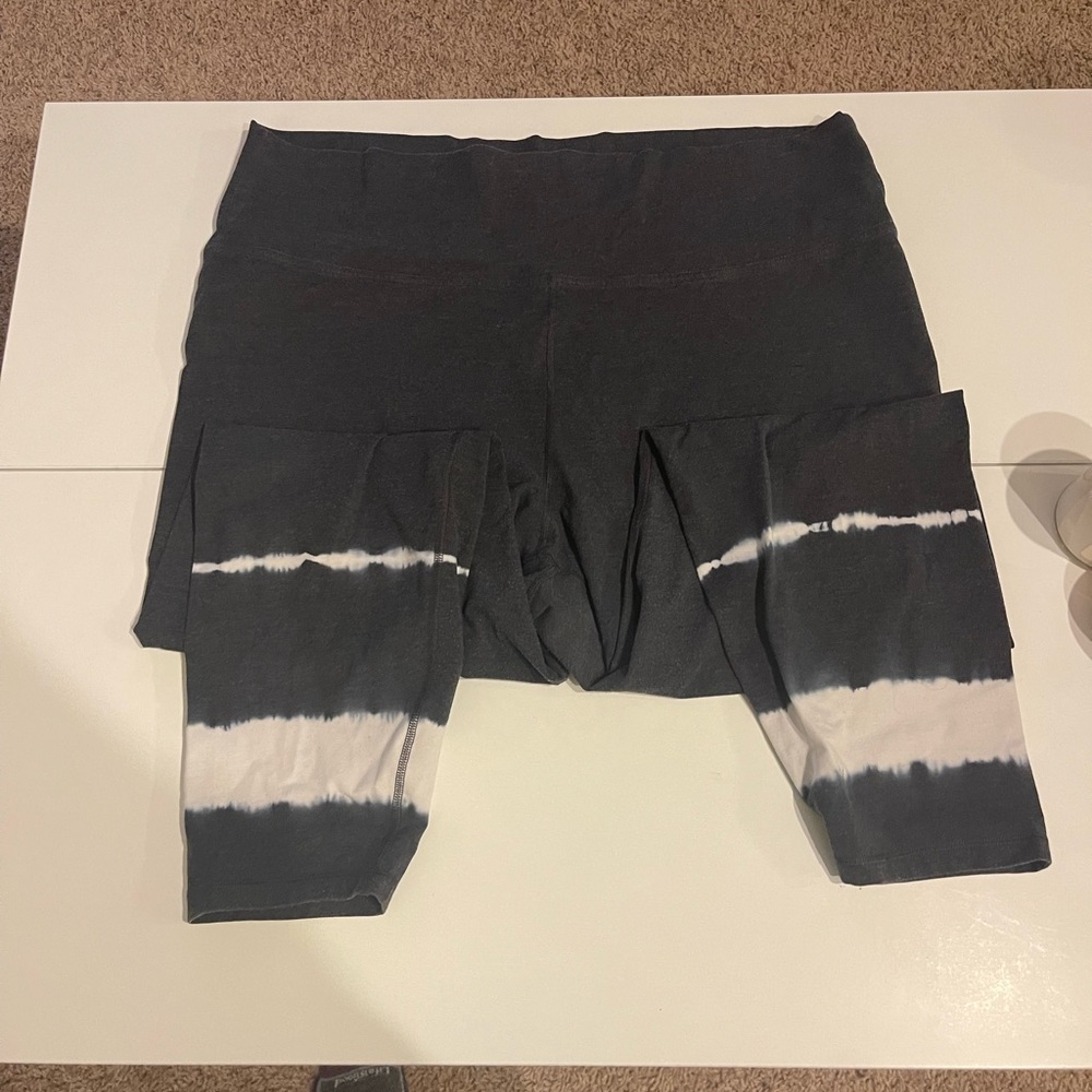 Plus size leggings, 3X, gray with white tie dye on the ankles and calves